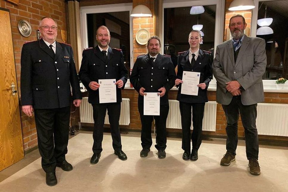 Ortswehrführer Stephan Willert, Dirk Bendfeldt, Matthias Knoop, Julia Dammasch und der stellvertretende Bürgermeister Volker Weidemann (v. lks.)