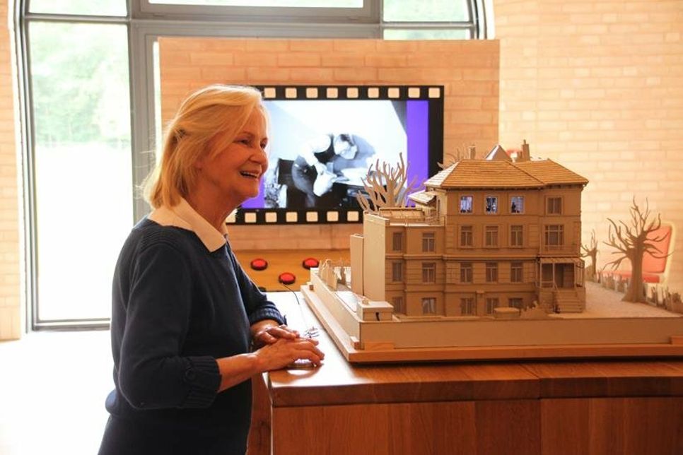 Heikedine Körting neben einer Miniatur ihrer Hamburger Villa, in der auch ihr Tonstudio beheimatet ist.