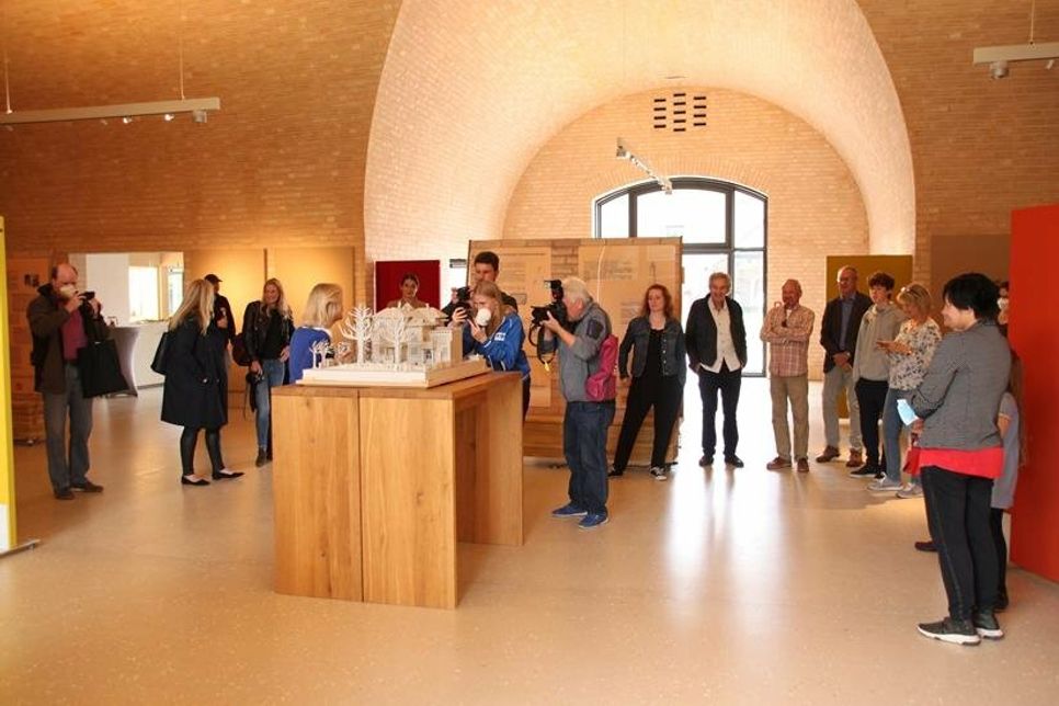 Am Eröffnungstag waren viele Gäste und Medienvertreter anwesend und ließen sich durch die Ausstellung führen.