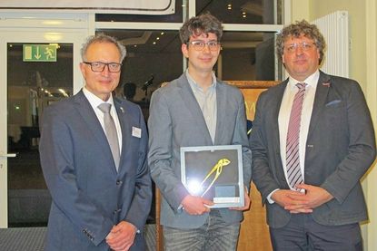 Mika Fynn Heydendorf eingerahmt von den Obermeistern Volker Blunck und Marc Bruhn, freute sich als Innungsbester über eine vergoldete Zange aus den Händen der Obermeister.