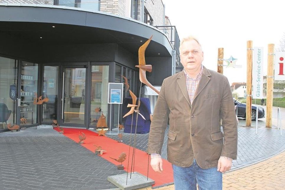 Tourismusleiter Thorsten Brandt vor dem Eingangsbereich.
