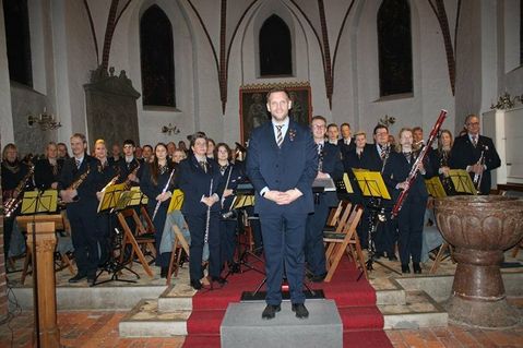 Verdienter Schlussapplaus. Das Blasorchester Lensahn verabschiedete sich mit den Weihnachtskonzerten in den Winterurlaub.