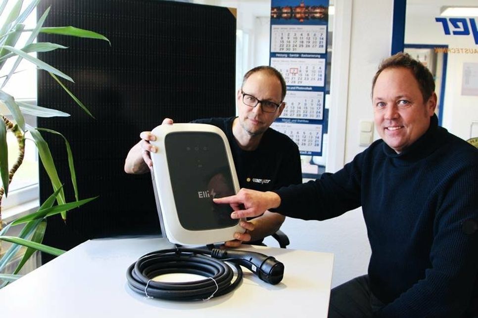 Geschäftsführer Marc Herrmann (re.) und Betriebsleiter für Elektrotechnik Volker Ewald wissen, wann es sich lohnt eine Photovoltaikanlage installieren zu lassen.