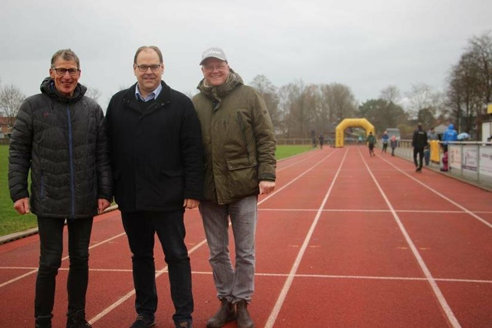 Die Veranstalter Peter Massny (lks.) vom TSV und Sven Muchow (re.) vom reporter freuten sich, dass Bürgermeister Mirko Spieckermann wieder den Startschuss für den reporter-Lauf gab.