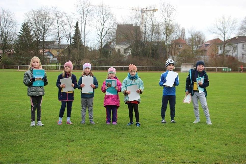 Die erfolgreichen Kinder des 800-Meter-Laufs.