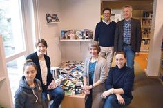 100 Krimis hat die Bestseller-Autorin Lena Johannson (3.v.l.) an die Schul- und Gemeindebücherei Ratekau übergeben – sehr zur Freude von Evgenia Gurfinkel (v.l.), Edda Thimm (beide Gemeindebücherei) Bürgermeister Thomas Keller, Ratekaus Gleichstellungsbeauftragte Sonja Sesko und Heiko Kügler, stellvertretender Schulleiter.  (Foto: Stefan Setje-Eilers)