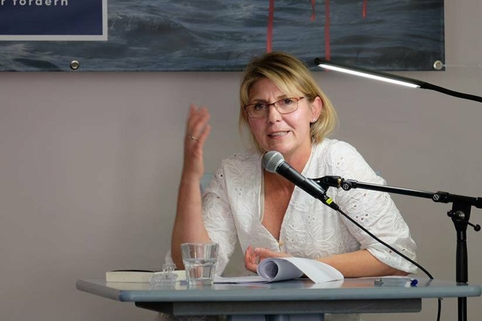 Patricia Brandt liest aus ihrem Krimi “Imkersterben“ und führt in die Zuhörer in die Howachter Unterwelt.