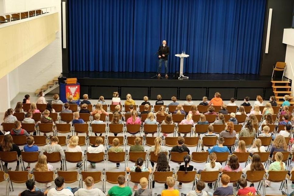 Christian Tielmann begeistert über 200 Schülerinnen und Schüler mit seinem Kinderkrimi „Schüsse in der Nacht“.