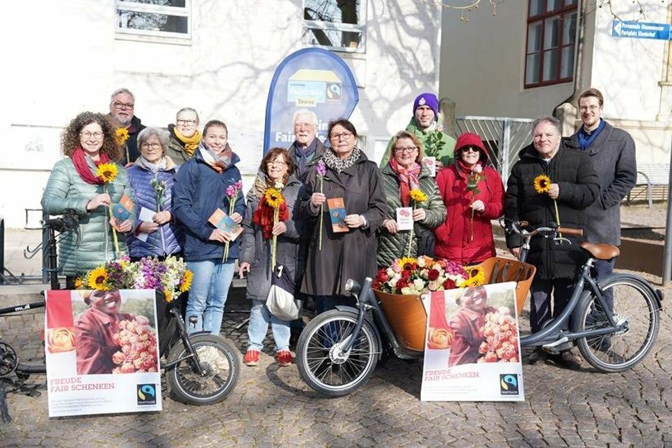 Mitglieder der ehrenamtlichen Steuerungsgruppe, begleitet durch das Nachhaltigkeitsmanagement und die Gleichstellungsbeauftragte, verteilten 270 Schnittblumen am Weltfrauentag.