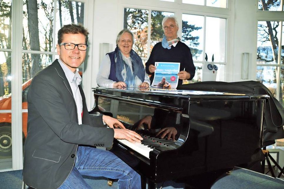 Tourismuschef Joachim Nitz (am Flügel), Bärbel Rieger und Joachim Nitz gehören zur Jury und freuen sich über die Einsendungen. (Foto: René Kleinschmidt)