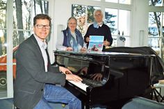 Tourismuschef Joachim Nitz (am Flügel), Bärbel Rieger und Joachim Nitz gehören zur Jury und freuen sich über die Einsendungen. (Foto: René Kleinschmidt)