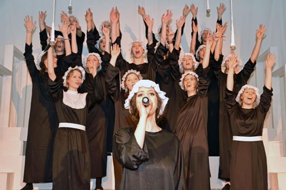 Musikalisch auf Erfolgskurs, schlaflose Nächte: Chorleiterin Mary Clarence (Sina Freitag) alias Deloris van Cartier und die Nonnen bereiten sich auf den großen Konzertauftritt vor.