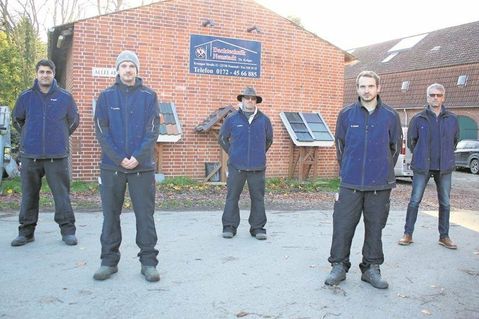 Inhaber der Firma Dachtechnik Neustadt Thomas Krüger (re.) mit seinem fachkundigen  Team.