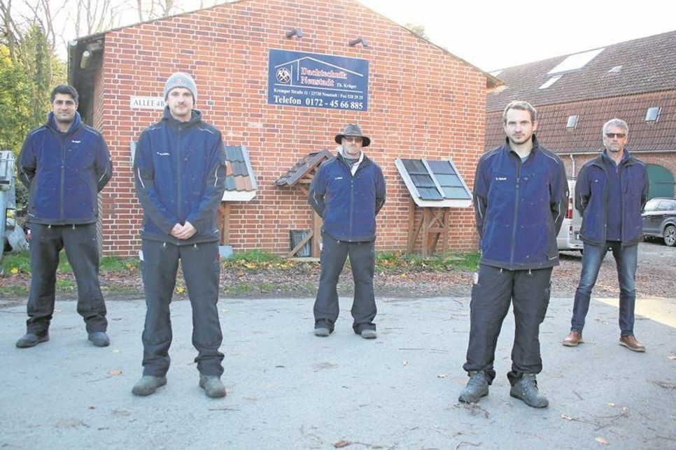 Inhaber der Firma Dachtechnik Neustadt Thomas Krüger (re.) mit seinem fachkundigen  Team.