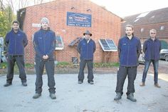 Inhaber der Firma Dachtechnik Neustadt Thomas Krüger (re.) mit seinem fachkundigen  Team.