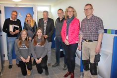Stippvisite auf dem Jungen-WC: Amtsvorsteher Klaus Winter, Sachbearbeiterin Schule Johanna Hansen, Schulleiter Bernd Ziemens, stellvertretender Schulleiter Jörg Cygan, Architektin Nina Hiller und Hausmeister Frank Paustian (hinten v. lks.), sowie die Schülersprecherinnen Theresa Hahn und Marie Schröder (vorne v. lks.).