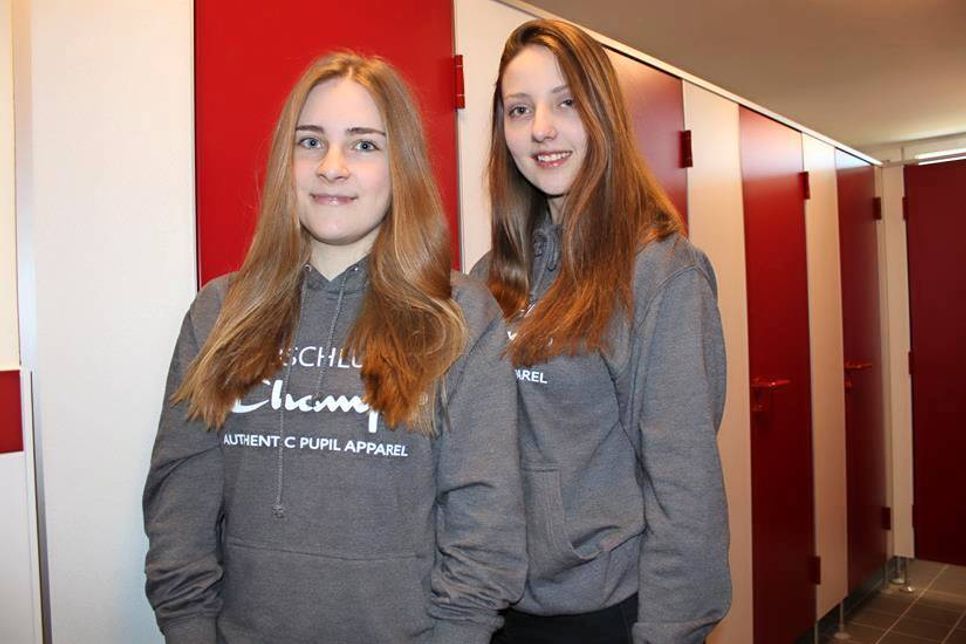 Die Schülersprecherinnen Theresa Hahn (lks.) und Marie Schröder im „roten“ Mädchen-WC.