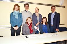 Sechs Vertreter der 13 Projektpartner stellten in Scharbeutz die geplanten gemeinsamen Aktivitäten vor (hi. von links): Nina Brandt Jacobsen (Naturturisme I/S), André Rosinski (Tourismus Agentur Lübecker Bucht), Beate Burow (Stadt Fehmarn), Joachim Nitz (Timmendorfer Strand Niendorf Tourismus GmbH) sowie Katja Lauritzen (vo. von links) und Juliane König vom OHT. (Foto: Kleinschmidt)