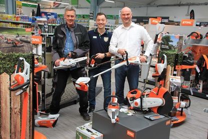 Fachmarktleiter Heiko Müller, Patrick Staege und Jan Weingärtner (v. lks.) sind für das Frühlingsfest gewappnet.