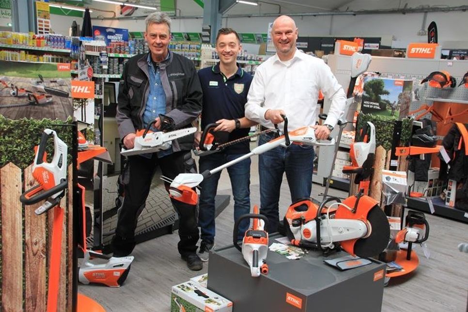 Fachmarktleiter Heiko Müller, Patrick Staege und Jan Weingärtner (v. lks.) sind für das Frühlingsfest gewappnet.