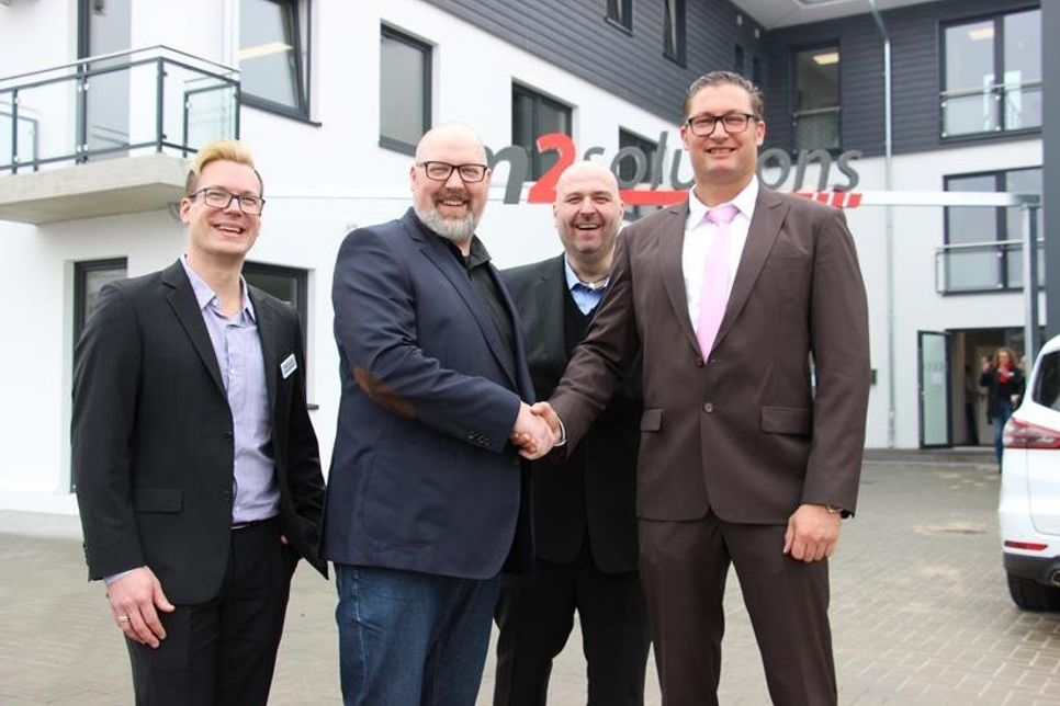 Auf gute Nachbarschaft: Die m2solutions-Geschäftsführer Lukas Stockmann, Mirko Müller und Reiner Matthiesen mit dem geschäftsführenden Gesellschafter der H. F. Meyer Maschinenbau GmbH &amp; Co. KG und Vermieter des neuen Gebäudes, Nils Meyer (v. lks.).