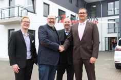 Auf gute Nachbarschaft: Die m2solutions-Geschäftsführer Lukas Stockmann, Mirko Müller und Reiner Matthiesen mit dem geschäftsführenden Gesellschafter der H. F. Meyer Maschinenbau GmbH &amp; Co. KG und Vermieter des neuen Gebäudes, Nils Meyer (v. lks.).