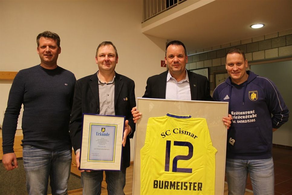 1. Vorsitzender Stefan Hagen, neuer Ehren-Fußballobmann Erik Jacobs, Bürgermeister Mark Burmeister und 2. Vorsitzender Kristian Schramm (v. lks.).