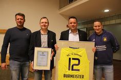 1. Vorsitzender Stefan Hagen, neuer Ehren-Fußballobmann Erik Jacobs, Bürgermeister Mark Burmeister und 2. Vorsitzender Kristian Schramm (v. lks.).