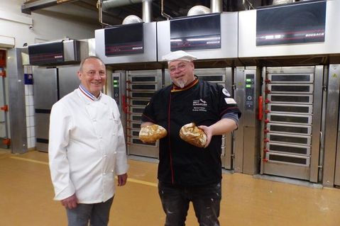 „Bei solchen Sachen überlegt man nicht lang“: Während in Klausbergers Backstube der Ofen ausgetauscht wurde, hat der Neustädter Bäckermeister Andreas Seßelberg (re.) dem Brot der Stadtbäckerei Klausberger Platz in seinem Ofen gemacht - das beste Beispiel der Zusammenarbeit zwischen Innungsbäckern.