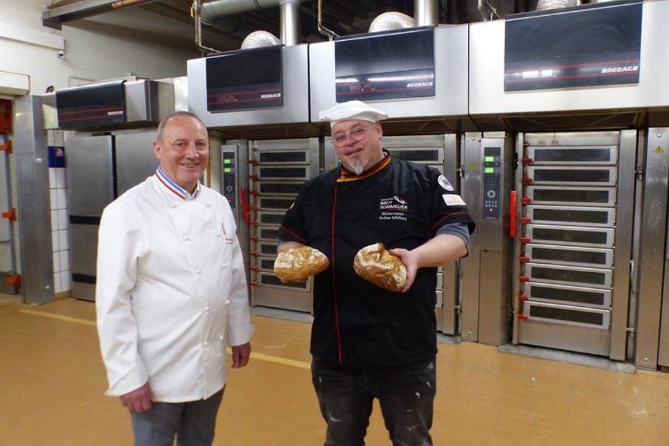 „Bei solchen Sachen überlegt man nicht lang“: Während in Klausbergers Backstube der Ofen ausgetauscht wurde, hat der Neustädter Bäckermeister Andreas Seßelberg (re.) dem Brot der Stadtbäckerei Klausberger Platz in seinem Ofen gemacht - das beste Beispiel der Zusammenarbeit zwischen Innungsbäckern.