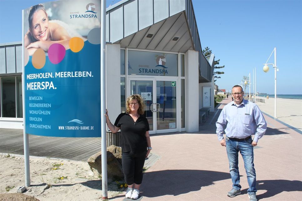 Nicole Loeb, zuständig für Service und Wellness, mit Geschäftsführer Harald Behrens vor dem StrandSpa an der Strandpromenade.