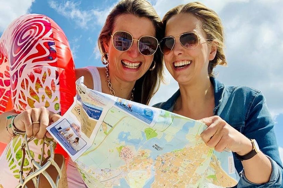 Üben sich heute in Traumdeutung und entwerfen einen rasanten Marketingplan für die Ostsee: Gesche Muchow (lks.) und Kristina Kolbe.