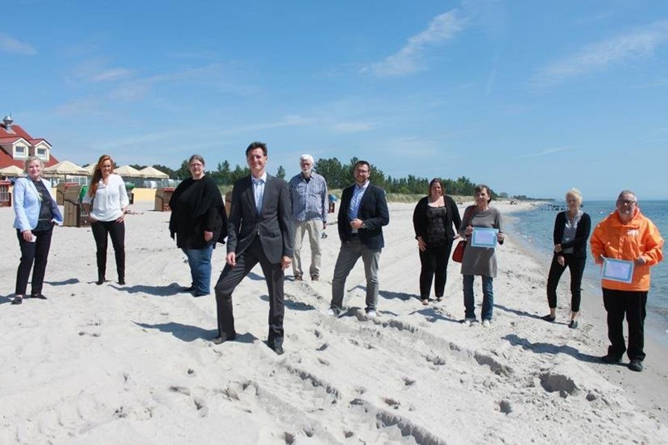Jörn Peters (vorne) mit seinem Team (v. lks.): Simone Agurski, Simona Schöning, Susann Hille-Münz, Dietrich Klinckhamer, Till Streckenbach, Nicole Wilde und Bettina Behrens (2. v. re.).