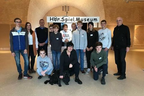 Die Gruppe des MINT-Ausflugs im Hör.Spiel Museum Hasselburg.