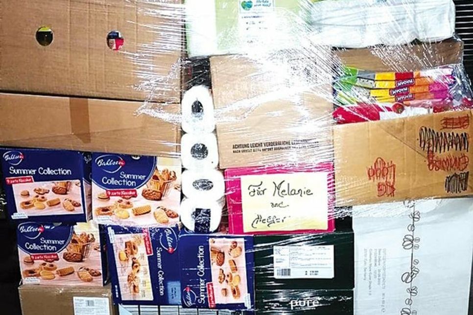 26 Paletten voller Spenden,. was gebraucht wurde, sprachen die Helfer zuvor ab.