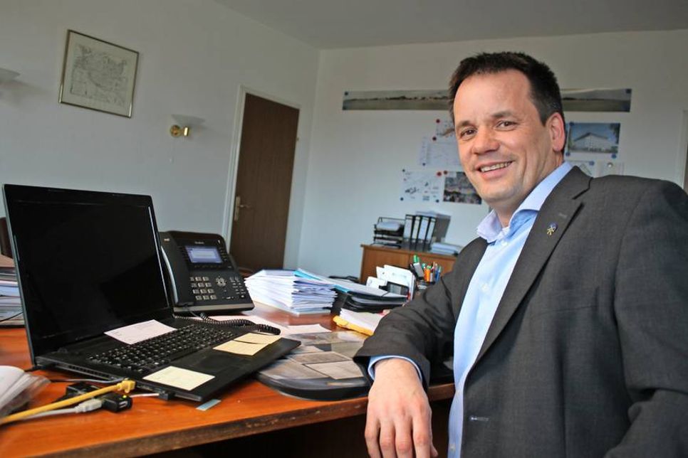 Bürgermeister Mark Burmeister am Schreibtisch in seinem Dienstzimmer.