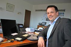 Bürgermeister Mark Burmeister am Schreibtisch in seinem Dienstzimmer.