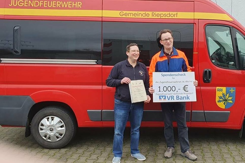 Jugendfeuerwehrwart Matthias Gradert und Schriftführer Lunas Holldorf brachten die Geschenke persönlich nach Remagen.