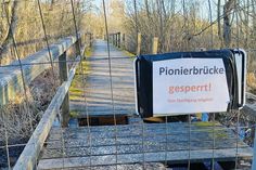 Nachdem die Pionierbrücke in der Aalbeek-Niederung 15 Monate gesperrt war, beginnen jetzt die Sanierungsarbeiten an der maroden Brücke.