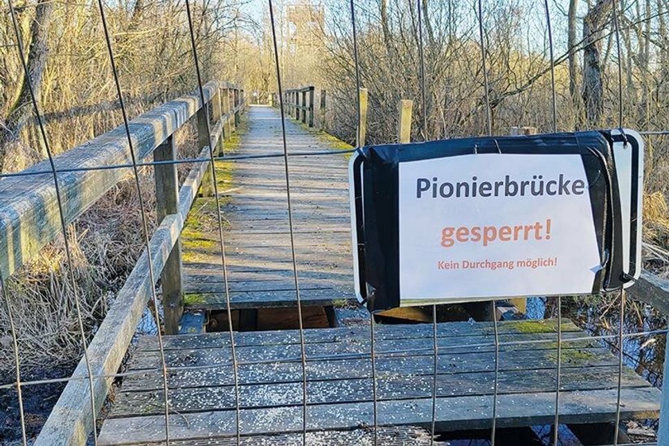 Nachdem die Pionierbrücke in der Aalbeek-Niederung 15 Monate gesperrt war, beginnen jetzt die Sanierungsarbeiten an der maroden Brücke.