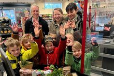 Die Kindergartenkinder kauften für den Frühlingstag ein.