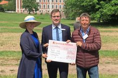 Sie freuen sich gemeinsam über die Unterstützung der Sparkasse Holstein für den Reit- und Fahrverein Lensahn: Corinna Evers (zuständig für das Sponsoring im RuFV), Daniel Schöning (Sparkassen-Mitarbeiter in Lensahn) und Wolfgang Lemke (zweiter Vorsitzender des Vereins) (v. lks.).