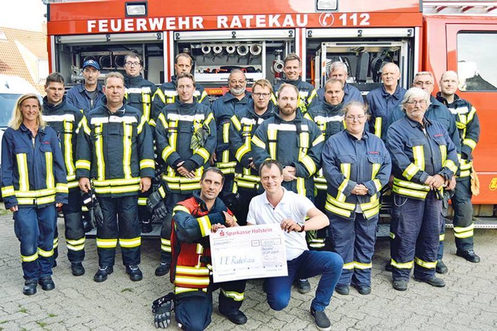 Zum Dank für den Einsatz beim Dachstuhlbrand übergab Frank Siegmund im Namen der Wohnungseigentümergemeinschaft 500 Euro als Spende an Ortswehrführer Markus Thiel und die Ratekauer Wehr. Weitere 500 Euro steuerte er selbst dazu bei. (Foto: Setje-Eilers)