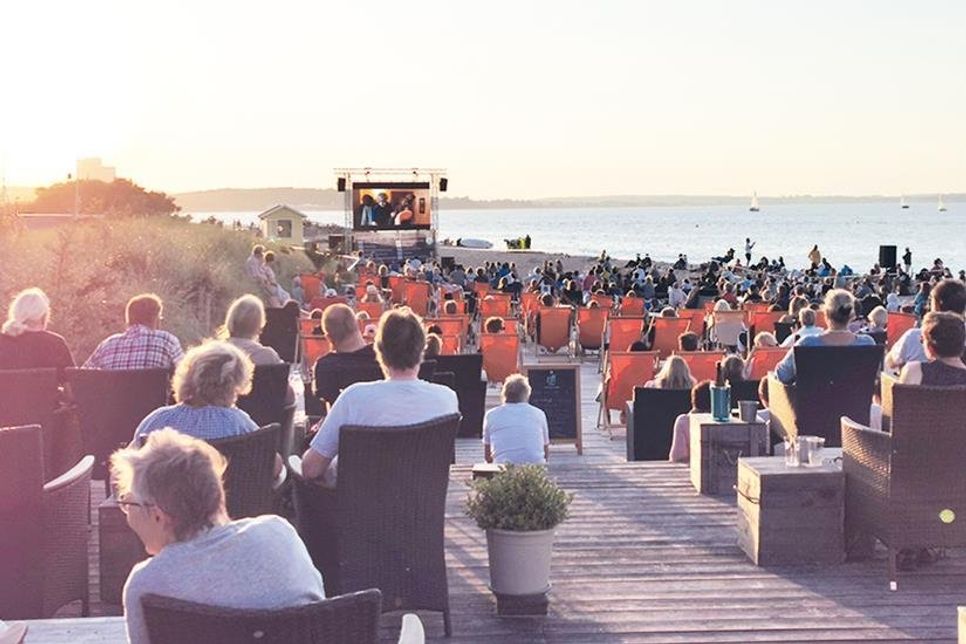 Immer ein Erlebnis für jung und alt, ob Urlaubsgast oder Einheimischer: Das StrandKino am Niendorfer Freistrand - inklusive Sonnenuntergang und leckeren Getränken von der Strandbar „riff“.