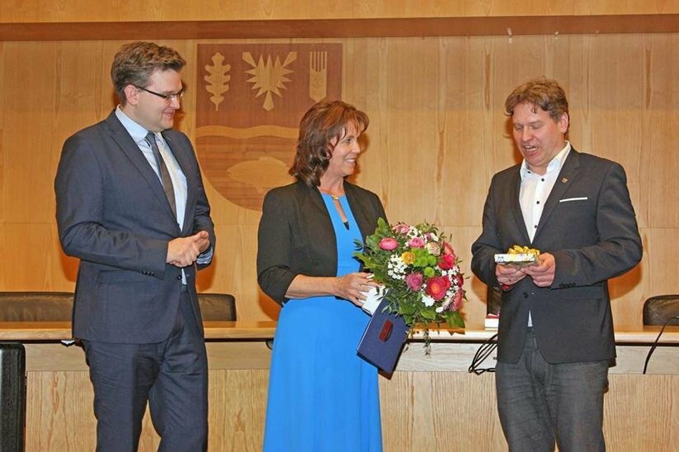 Der 1. stellvertretende Landrat André Jagusch (l.) und Kreispräsident Stefan Leyk verabschiedeten Landrätin Stephanie Ladwig.
