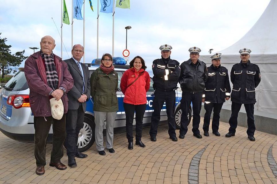 Hans-Jürgen Poeppel (v.li.), Heiko Laskoswki (Ordnungsamt Scharbeutz), Kerstin Hartz (Ordnungsamt Timmendorfer Strand), Hatice Kara sowie die Polizeihauptkommissare Michael Hinz (Ratekau), Jörg Wischnewski (Scharbeutz), Andreas Zander (stv. Revierleiter) und Ralf Hutzfeld (Timmendorfer Strand). Foto: René Kleinschmidt