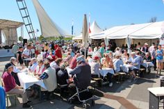Alles, was der Mensch braucht: Sonne, Geselligkeit und lecker Essen.