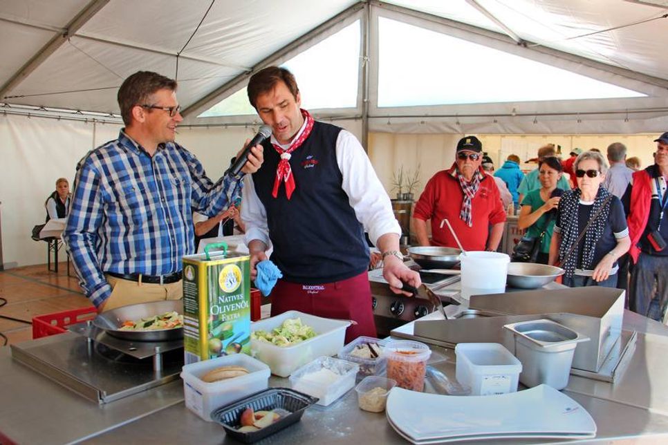 Tourismusleiter Olaf Dose-Miekley und Lars Falkenthal (v. lks.) in der Showküche. Der Grömitzer Gastronom verriet seinem Publikum das Rezept seines diesjährigen Ostseegerichtes „Schollenfilet auf Wok-Gemüse mit Räucherfischtatar und Preiselbeer-Meerrettich-Dip“.
