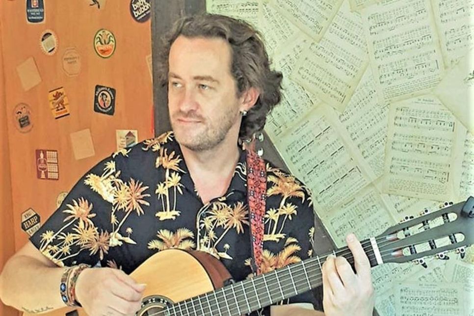 Shenoll Tokaj stammt aus dem Kosovo und lebt jetzt mit seiner Frau und seinem Stiefsohn in Plön. Dort leitet er das Symphonische Orchester und den Shantychor “Windjammer” und ist in einzelnen Projekten vor allem im Raum Schleswig-Holstein tätig. Für das Symphonische Orchester sowie für verschiedene Ensembles erstellt er Arrangements und gibt auch Geigenunterricht. Nach der Corona-Zwangspause freut er sich, wieder auftreten zu können.