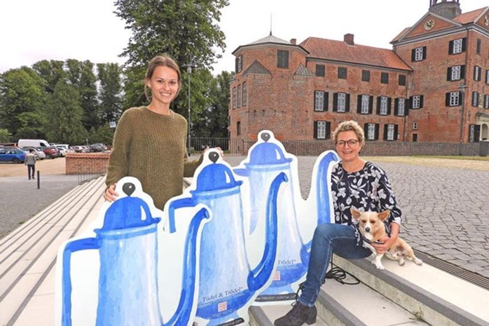 „Tüdel &amp;amp; Trödel“ im Zeichen der blauen Kaffeekanne: Claudia Falk mit Sammy (re.) und Wencke Suhsemihl freuen sich auf einen bunten Sonntag.